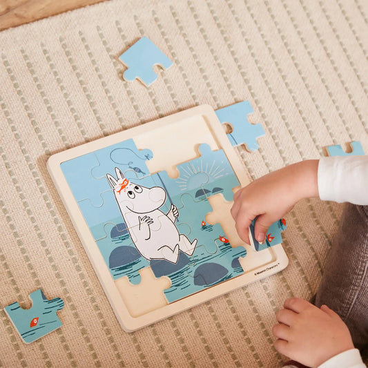 Trepuslespill med søtt mummi-motiv i lyst blått og oransje fisker i kremfarget ramme robust moomin puslespill