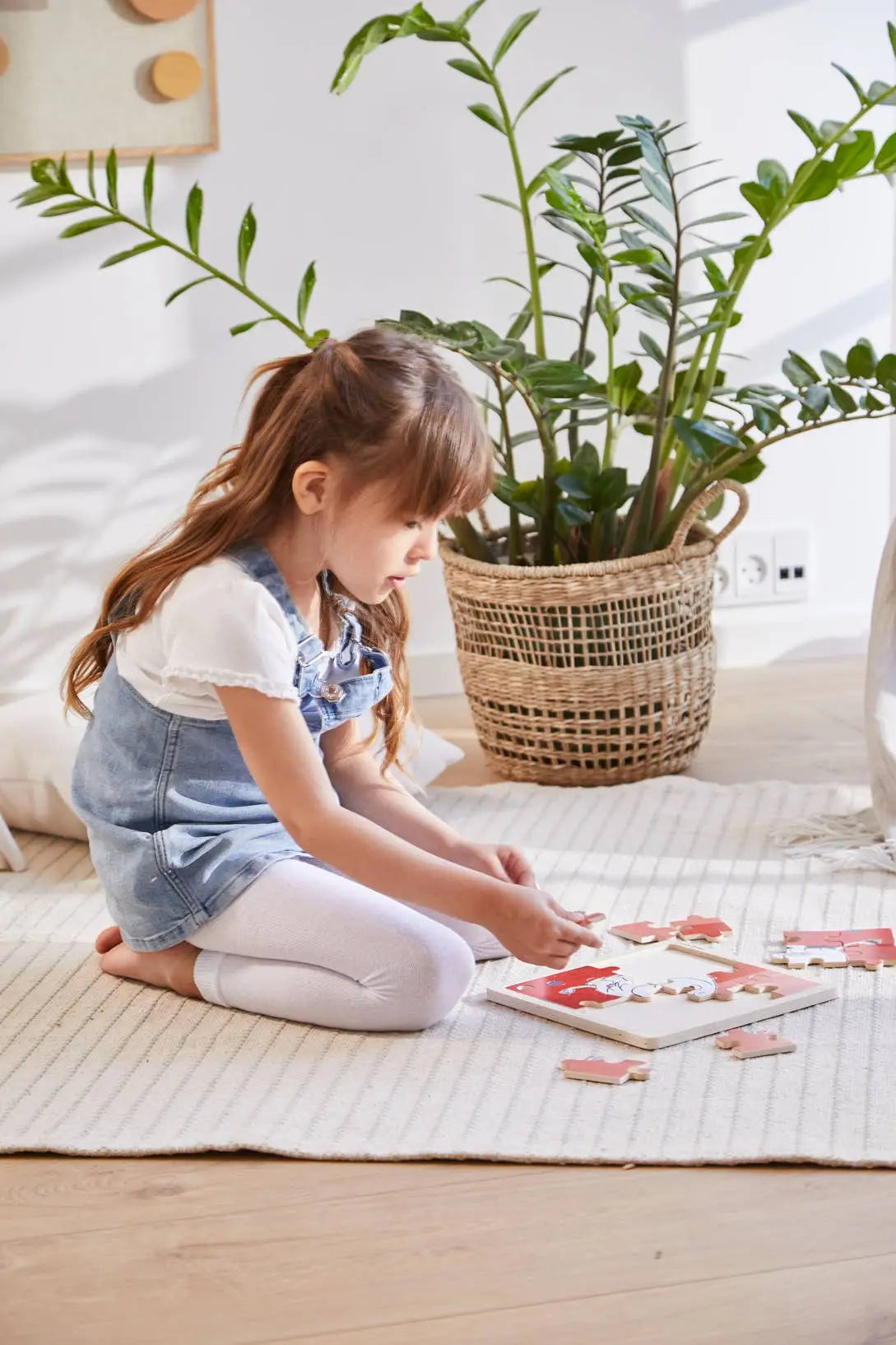 Robust trepuslespill med søtt mummi-motiv av to moomin-karakterer som omfavner på rød bakgrunn