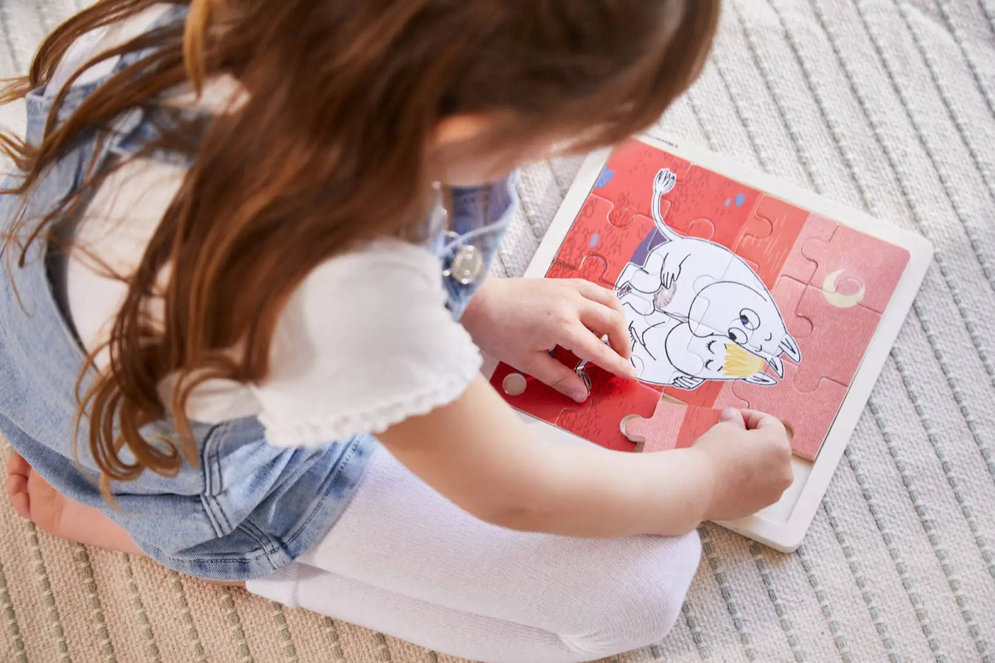 Robust trepuslespill med søtt mummi-motiv av to moomin-karakterer som omfavner på rød bakgrunn