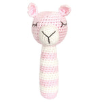 Håndlaget rangle lama i lys rosa mykt bambusgarn med broderte øyne og nese, perfekt som babyleke