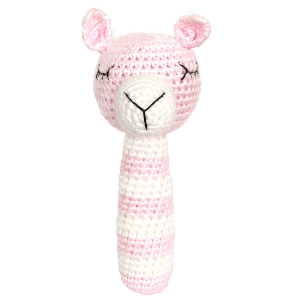 Håndlaget rangle lama i lys rosa mykt bambusgarn med broderte øyne og nese, perfekt som babyleke