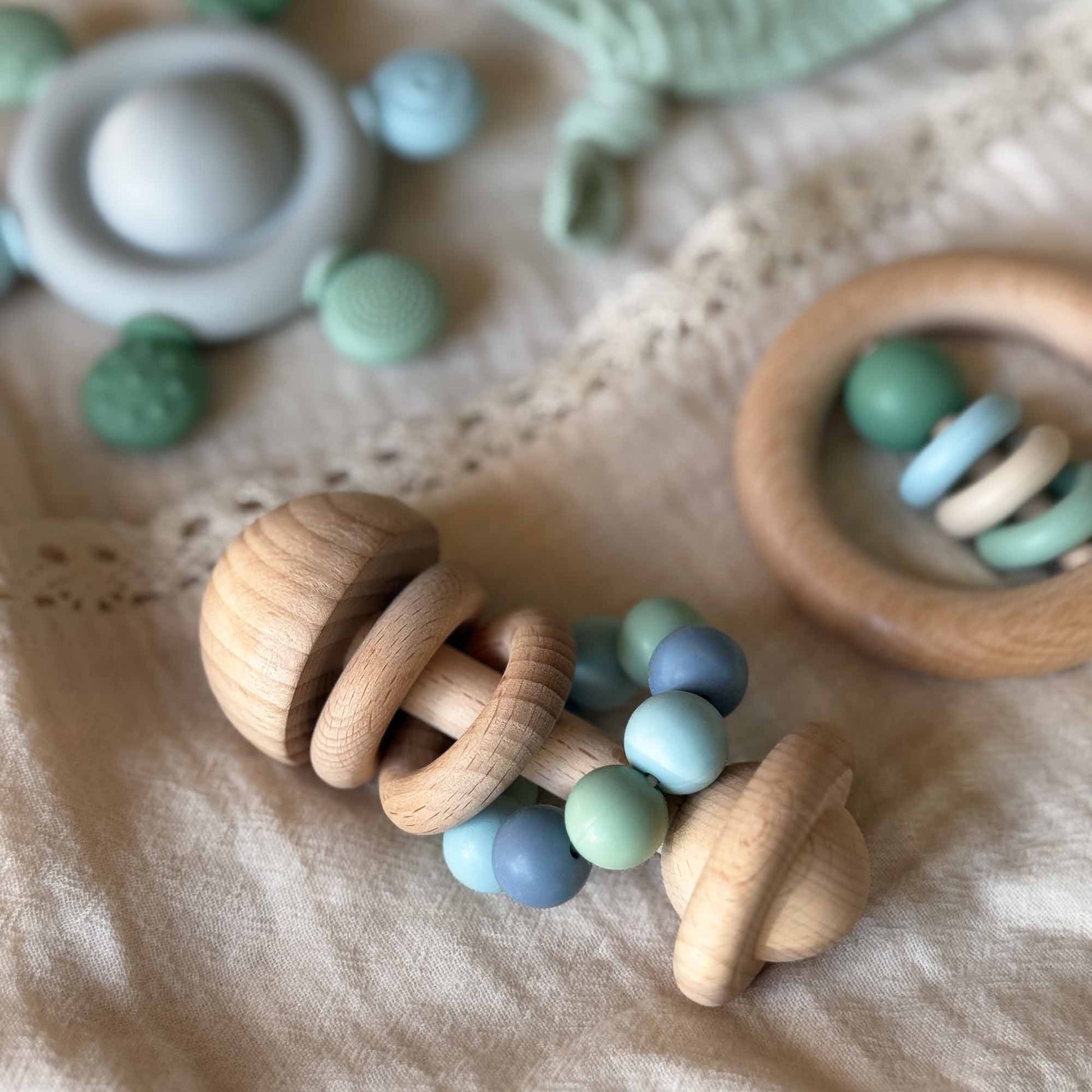 Treleke trerangle blå med fsc sertifisert ubehandlet bøketre og silikonperler i pastellfarger