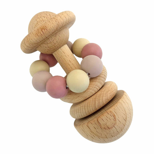 Pastellfarget treleke trerangle rosa i fsc sertifisert ubehandlet bøketre med myke rosa og kremfargede perler