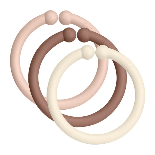 De tre ulike fargene til lenkene i den rosa varianten til BIBS loops linking toy. Hvit, lys rosa og mørk rosa.