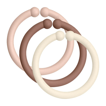 De tre ulike fargene til lenkene i den rosa varianten til BIBS loops linking toy. Hvit, lys rosa og mørk rosa.