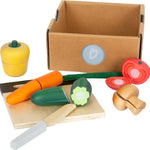 Wooden cuttable vegetable set fresh with spesielt realistisk lekemat in yellow pepper orange carrot green cucumber red tomato and beige mushroom