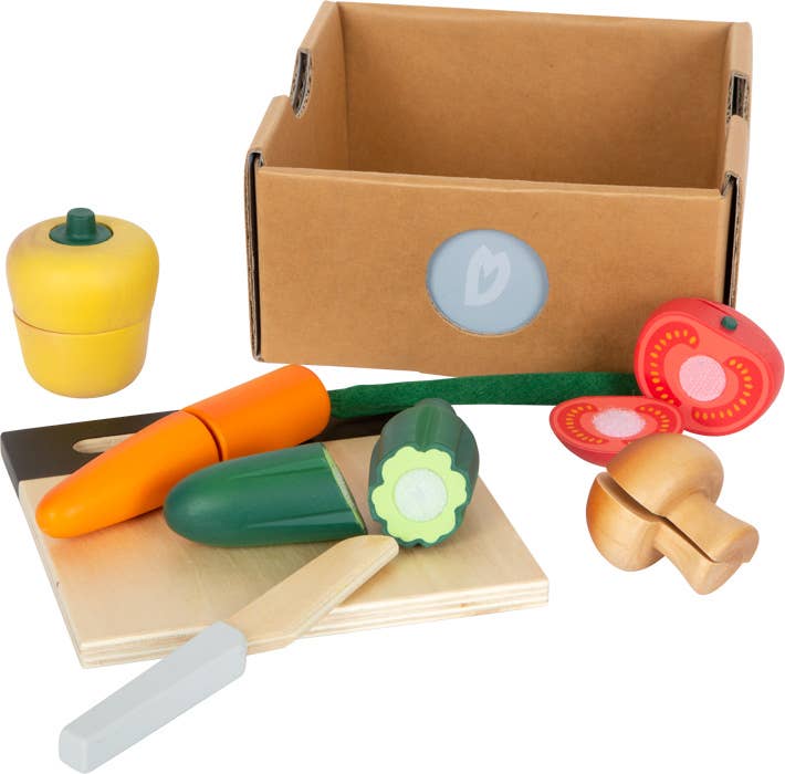 Wooden cuttable vegetable set fresh with spesielt realistisk lekemat in yellow pepper orange carrot green cucumber red tomato and beige mushroom