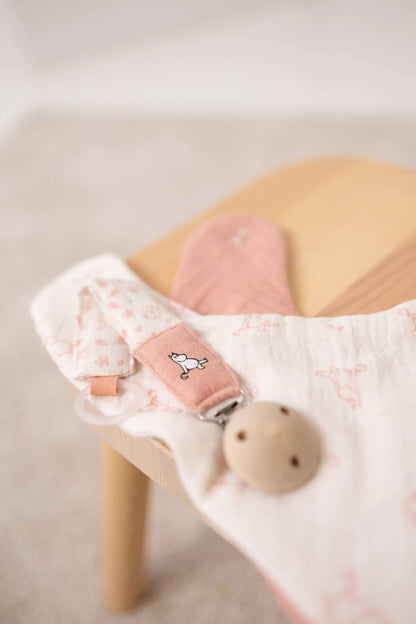 Moomin smokkelenke rosa holder smokken med praktisk klips i økologisk bomull med rosa blomstermønster
