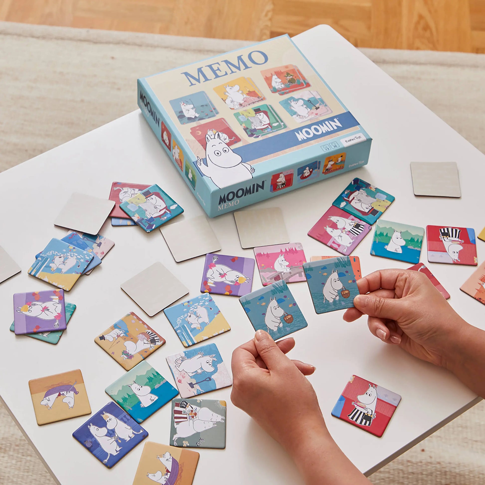 Moomin memo minnespill eske med fargerike illustrerte kort og hvit moomintroll på forsiden