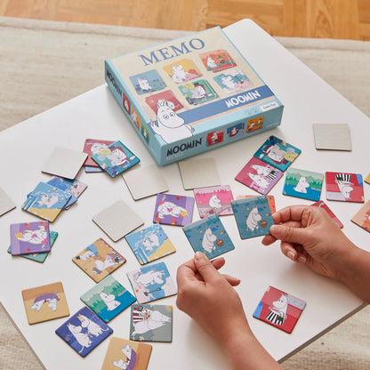 Moomin memo minnespill eske med fargerike illustrerte kort og hvit moomintroll på forsiden