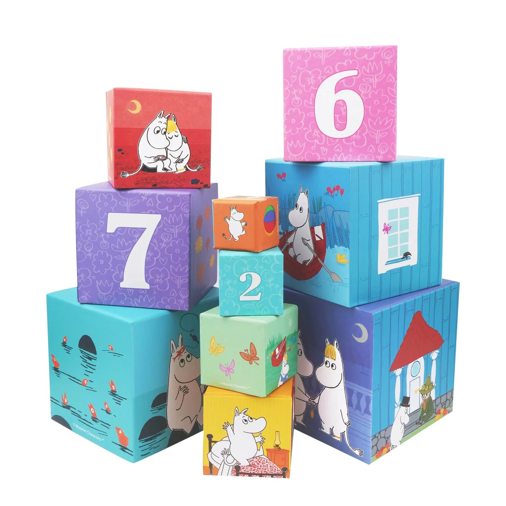 Fargerike moomin stablekuber med lekne illustrasjoner og tall på hver side i mummi stablekubesett